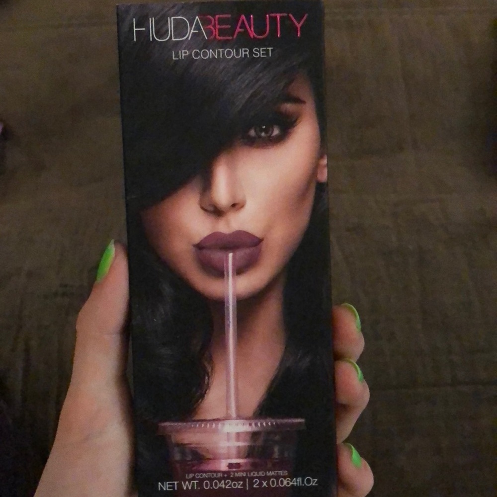 Huda Beauty Lip contour kit in Trophy wife & Muse!